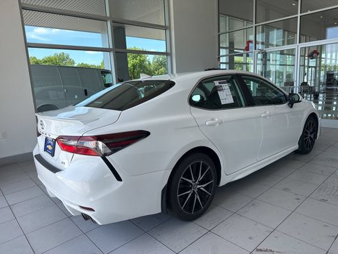 Used 2024 Toyota Camry SE FWD image 4