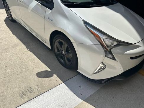 Used 2017 Toyota Prius Four Touring w/ Appearance Package FWD image 3