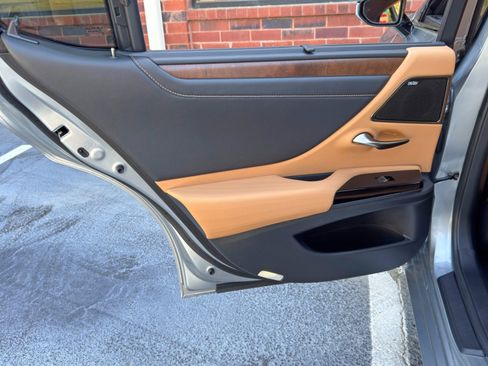 Used 2022 Lexus ES 350 Ultra Luxury w/ Accessory Package 2 image 49