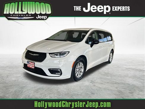 Used 2024 Chrysler Pacifica Touring-L image 1