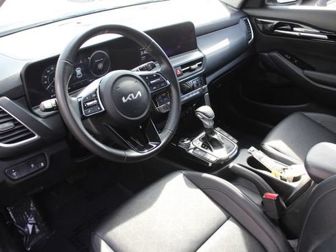 Used 2024 Kia Seltos EX AWD/4WD image 3