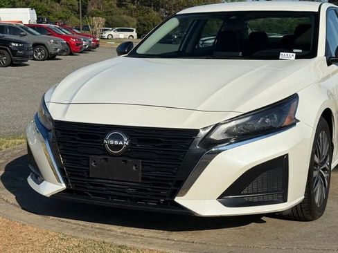 Used 2024 Nissan Altima 2.5 SV image 10