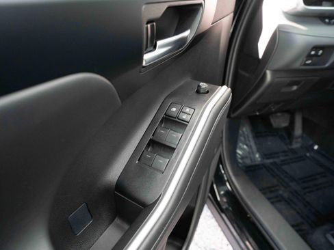 Used 2025 Toyota Highlander XLE image 7