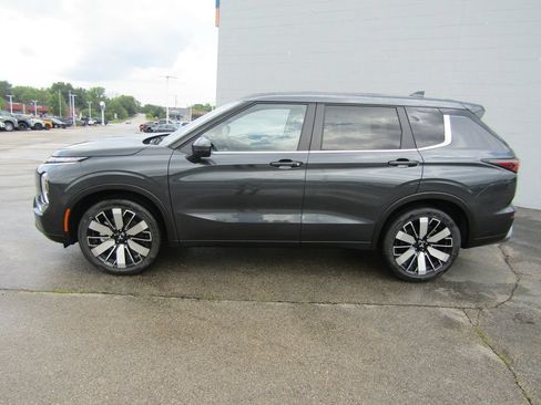Used 2026 Mitsubishi Outlander SE FWD image 2