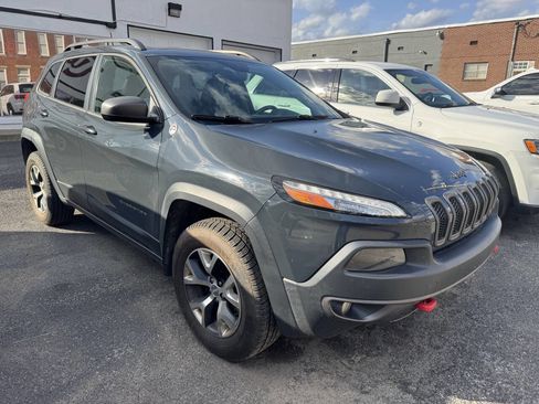 Used 2017 Jeep Cherokee Trailhawk w/ Comfort/Convenience Group AWD/4WD image 3