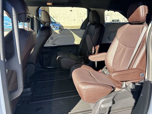 Used 2024 Toyota Sienna Platinum image 27