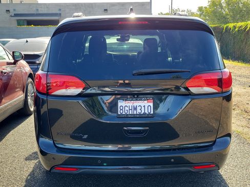 Used 2018 Chrysler Pacifica Limited w/ Advanced Safetytec Group FWD image 4