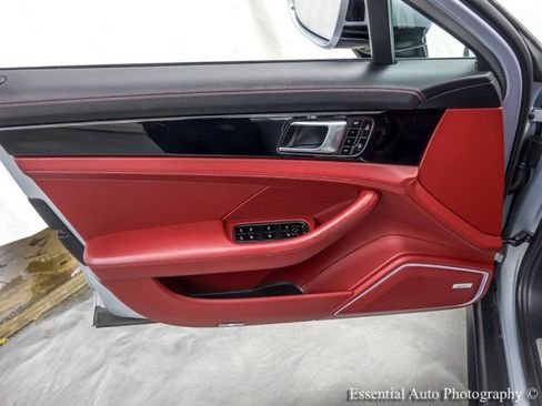 Used 2018 Porsche Panamera 4S image 24