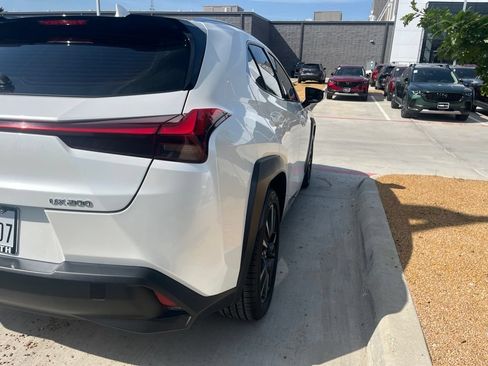 Used 2019 Lexus UX 200 FWD image 4