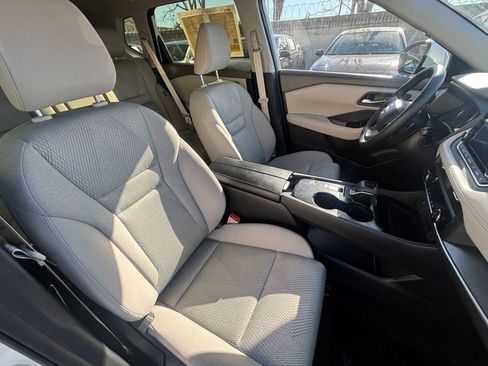 Used 2025 Nissan Rogue SV image 38