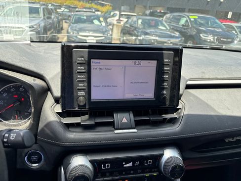 Used 2019 Toyota RAV4 XLE w/ Convenience Package FWD image 3