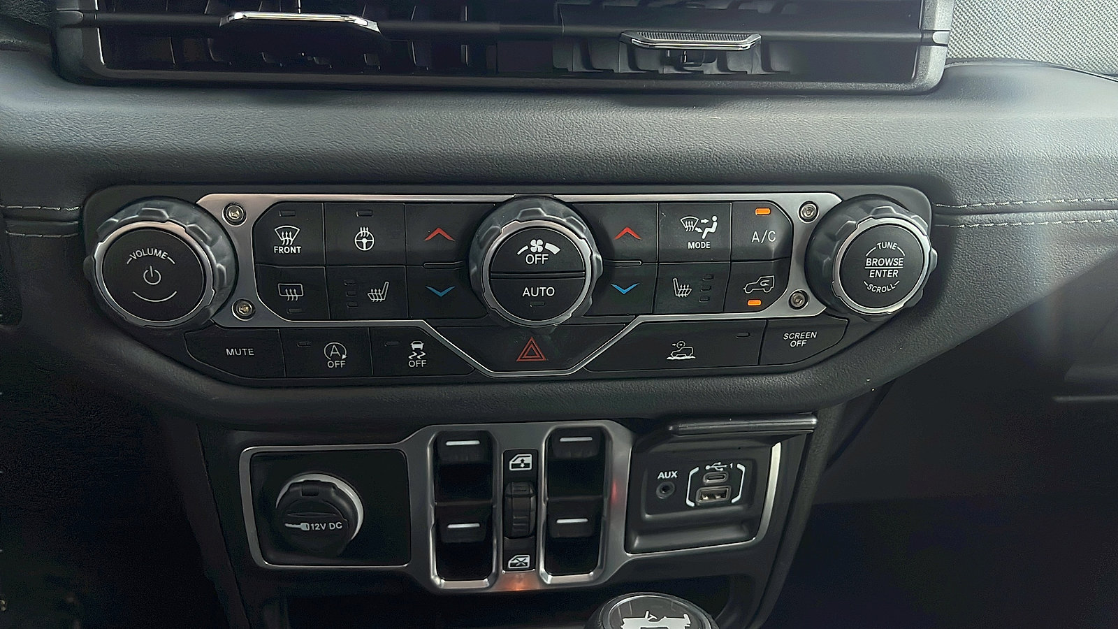 Used 2025 Jeep Wrangler Unlimited Sahara AWD/4WD image 18