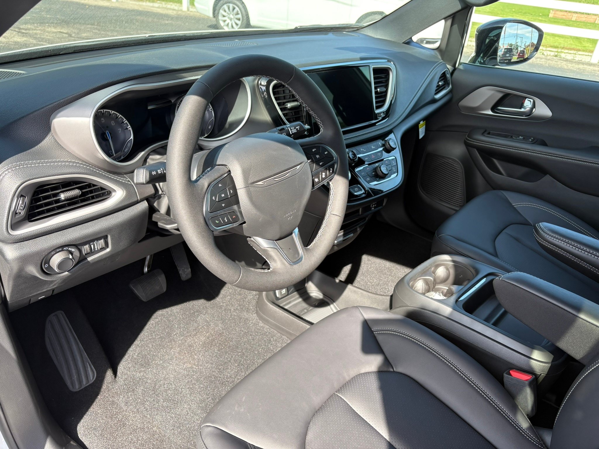 New 2027 Chrysler Pacifica Select FWD image 14