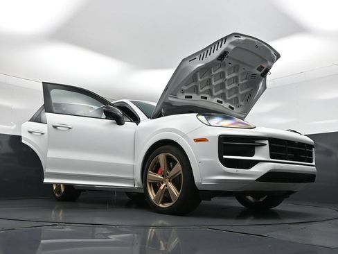 Used 2024 Porsche Cayenne S AWD/4WD image 35
