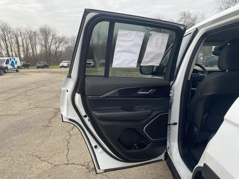 Used 2022 Jeep Grand Cherokee Laredo w/ Luxury Tech Group I image 26