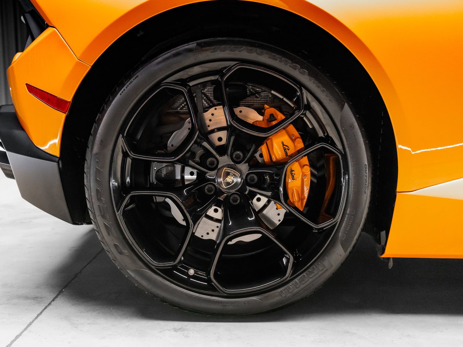 Used 2018 Lamborghini Huracan LP 580-2 RWD image 33