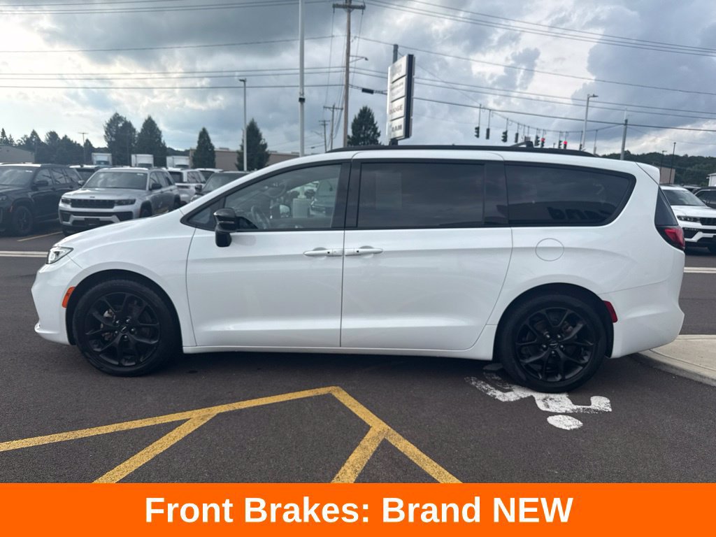 Used 2025 Chrysler Pacifica Limited FWD image 5