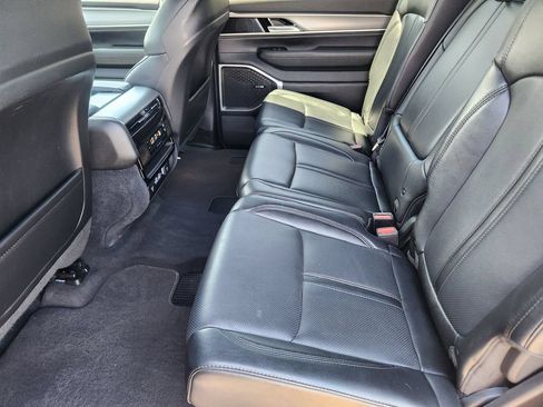 Used 2025 Jeep Wagoneer 4WD image 27