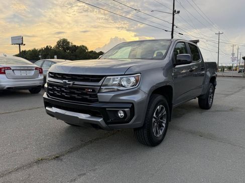 Used 2022 Chevrolet Colorado Z71 AWD/4WD image 3