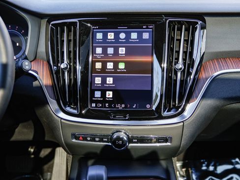 Used 2025 Volvo V60 B5 Cross Country Plus image 14