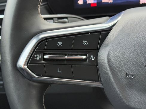 Used 2025 Chevrolet Traverse LT image 18