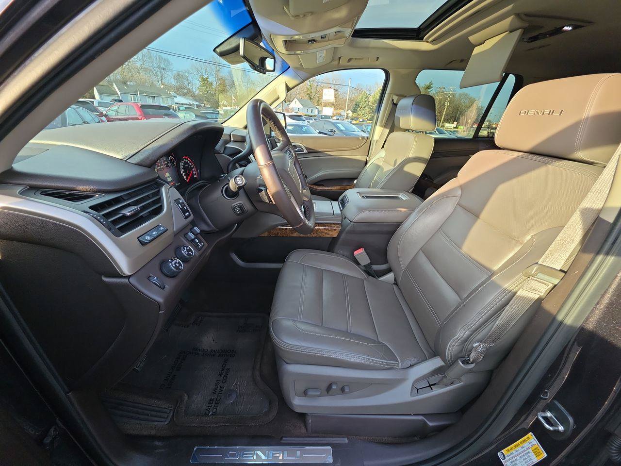 Used 2015 GMC Yukon Denali w/ Touring Package AWD/4WD image 3