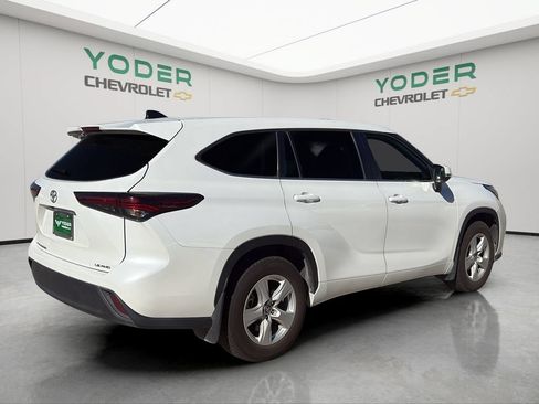 Used 2024 Toyota Highlander LE AWD/4WD image 6