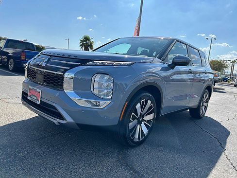 New 2025 Mitsubishi Outlander SE image 3