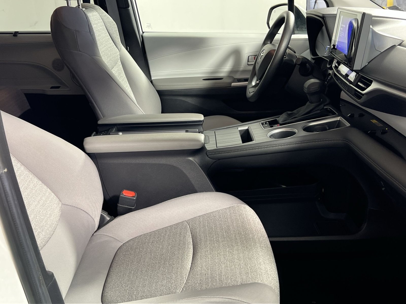 Used 2025 Toyota Sienna LE FWD image 29