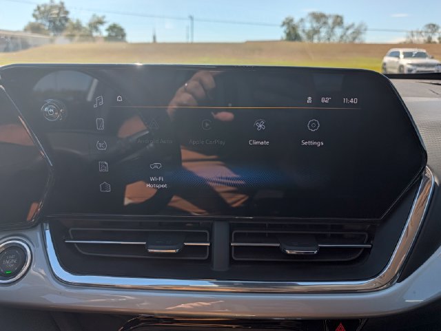 Used 2025 Chevrolet Trax LT FWD image 19