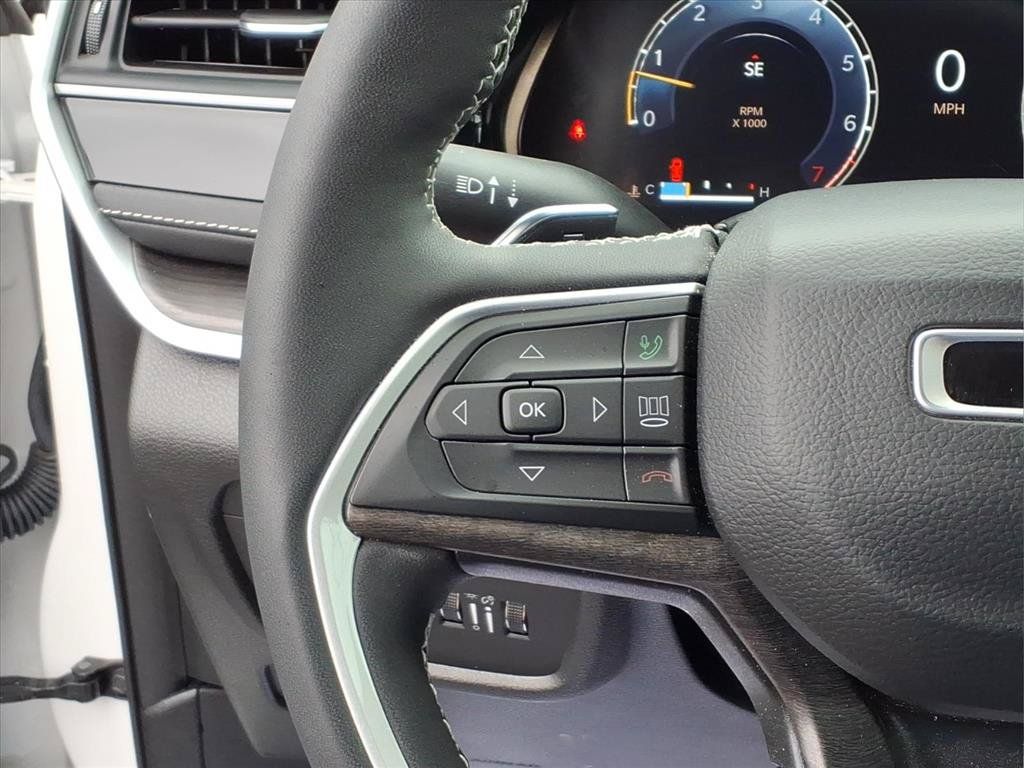 Used 2023 Jeep Grand Cherokee Limited w/ Luxury Tech Group II AWD/4WD image 12