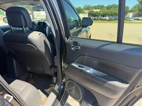 Used 2016 Jeep Compass Latitude FWD image 20