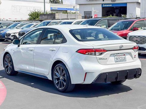 Used 2026 Toyota Corolla SE FWD image 2