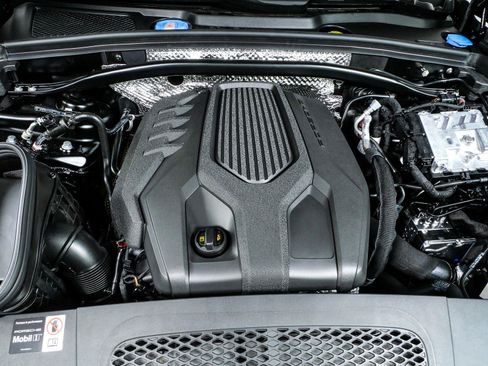Certified 2026 Porsche Macan Turbo AWD/4WD image 37
