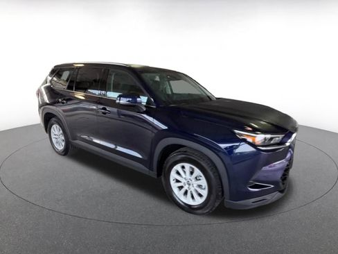 Used 2025 Toyota Grand Highlander LE image 2