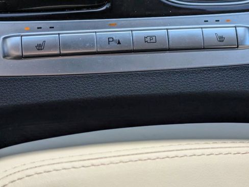 Used 2022 Kia Carnival EX image 28