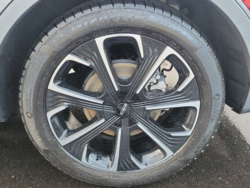 Used 2025 Lincoln Nautilus Reserve image 12