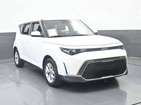 Used 2024 Kia Soul LX w/ Option Group 015 FWD image 9