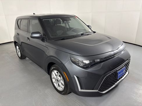Used 2023 Kia Soul LX w/ LX Technology Package FWD image 2