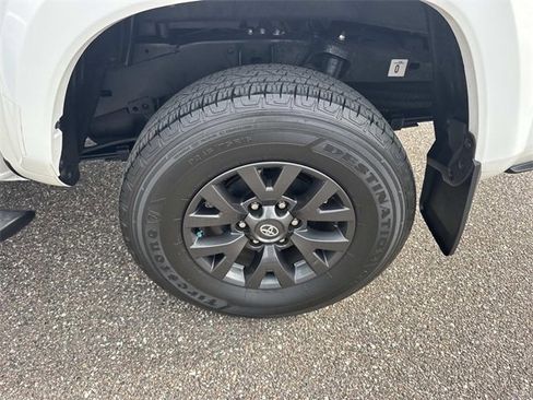 Used 2022 Toyota Tacoma SR5 w/ Technology Package image 11