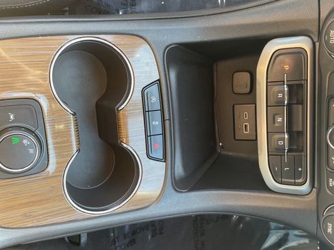 Used 2023 GMC Acadia SLE FWD image 11