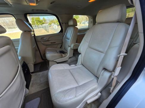 Used 2007 Cadillac Escalade AWD w/ Information Package image 21