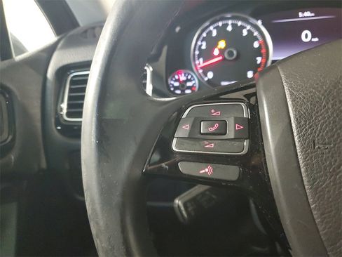 Used 2014 Volkswagen Touareg Sport image 20