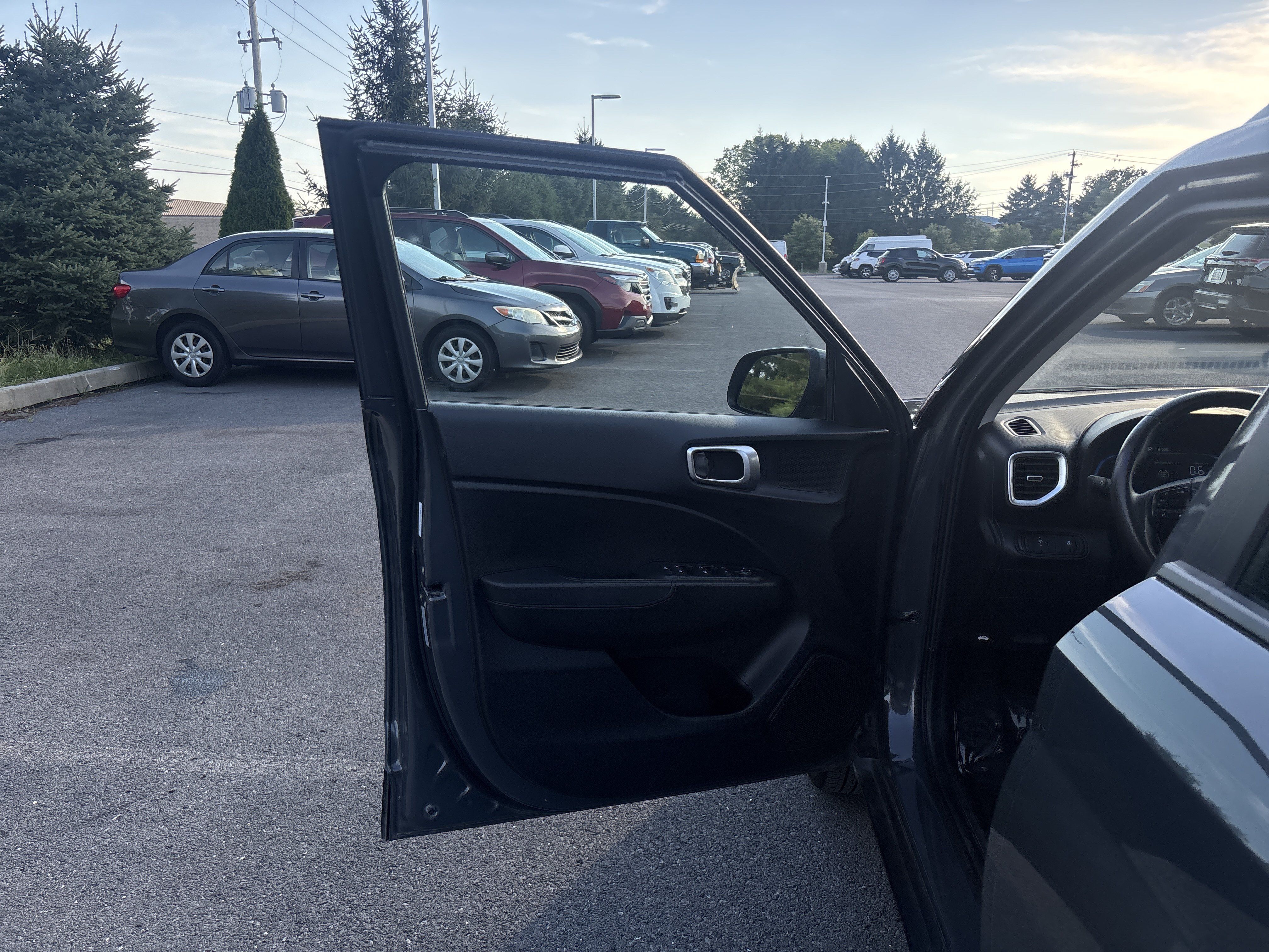 Used 2025 Hyundai Venue SEL FWD image 30