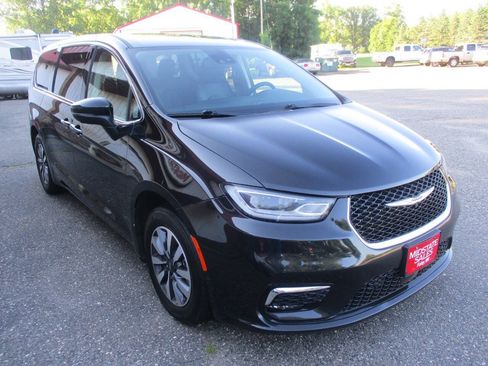 Used 2023 Chrysler Pacifica Touring-L FWD image 12