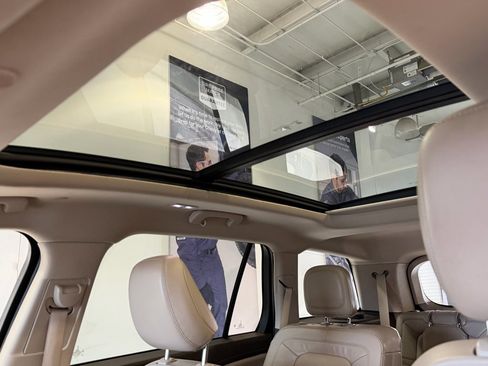 Used 2023 Lincoln Aviator Reserve w/ Equipment Group 201A image 12