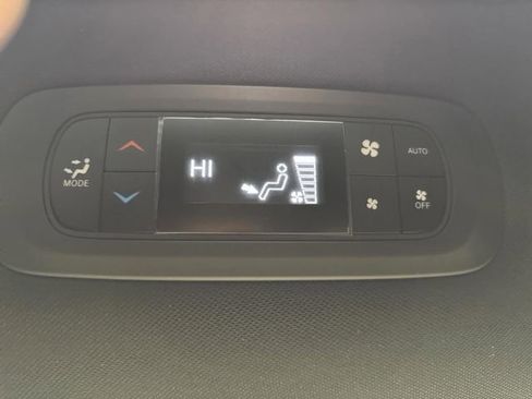 Used 2024 Chrysler Pacifica Select image 32