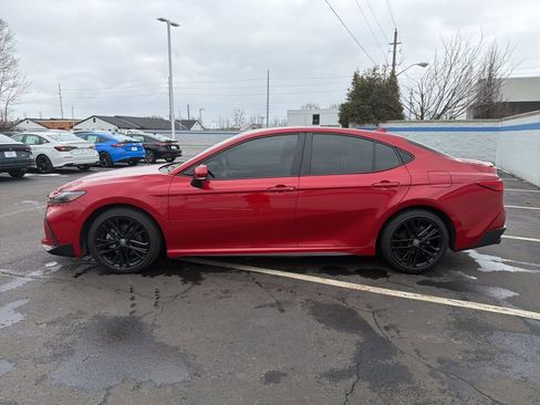 Used 2025 Toyota Camry SE w/ Convenience Package image 2