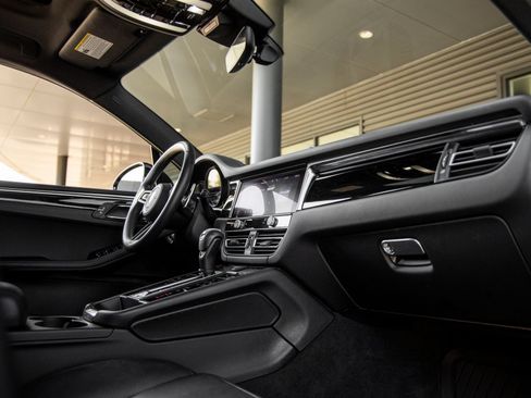 Certified 2024 Porsche Macan AWD/4WD image 46