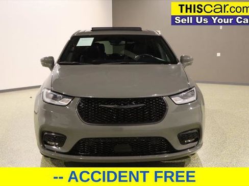 Used 2022 Chrysler Pacifica Limited w/ Uconnect Theater Family Group image 2